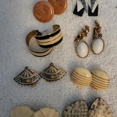 A COLLECTION OF EARRINGS