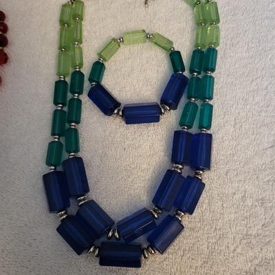2 NECKLACE SETS