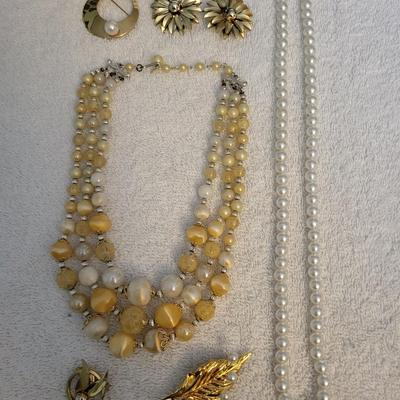 NICE ASSORTMENT OF VINTAGE JEWELRY