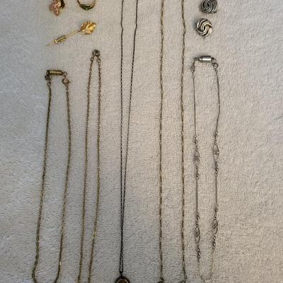 9 DAINTY PIECES OF JEWELRY