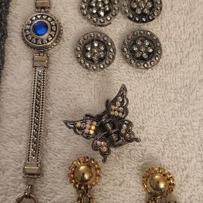A NICE ASSORTMENT OF COSTUME JEWELRY