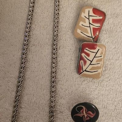 A NICE ASSORTMENT OF COSTUME JEWELRY