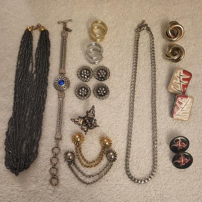 A NICE ASSORTMENT OF COSTUME JEWELRY