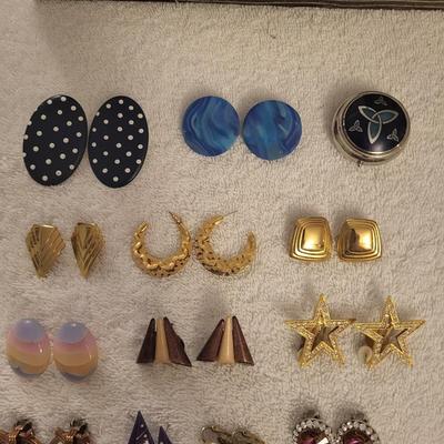 MANY PAIRS OF EARRINGS