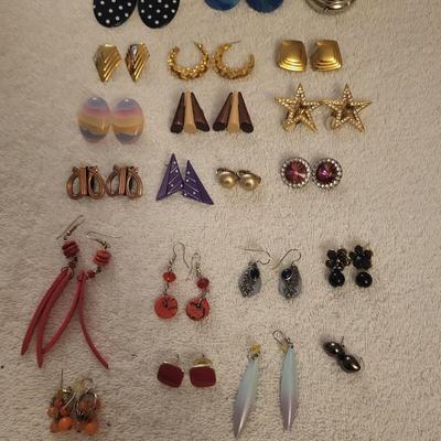 MANY PAIRS OF EARRINGS