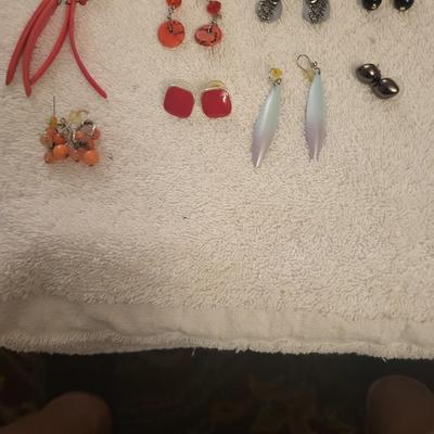 MANY PAIRS OF EARRINGS