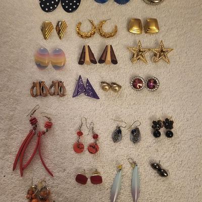 MANY PAIRS OF EARRINGS