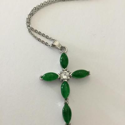 Beautiful vintage 10 karat gold filled cross jade stone type cross pendant necklace