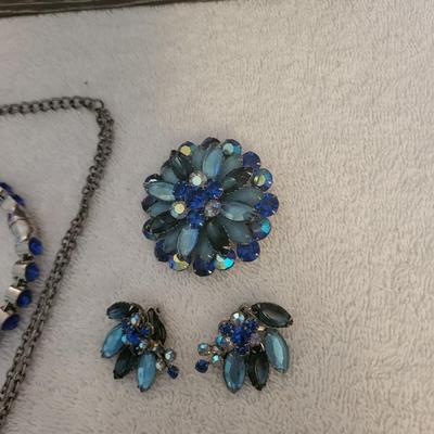 PRETTY COSTUME JEWELRY