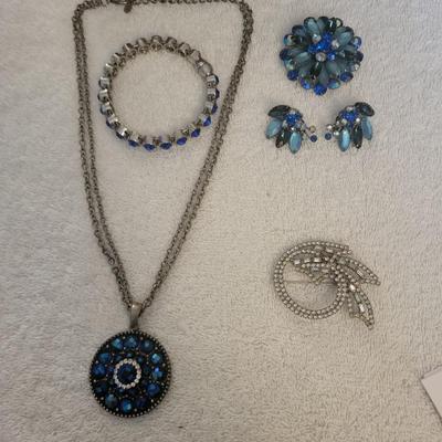 PRETTY COSTUME JEWELRY