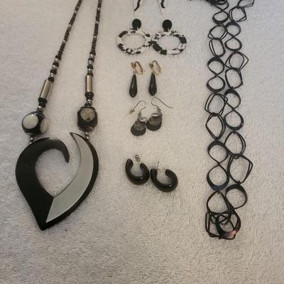 BLACK AND WHITE FASHION JEWELRY
