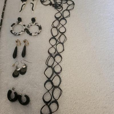 BLACK AND WHITE FASHION JEWELRY