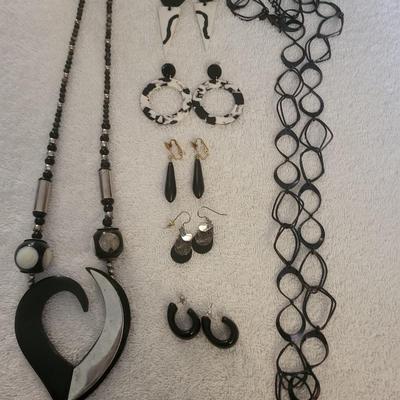BLACK AND WHITE FASHION JEWELRY