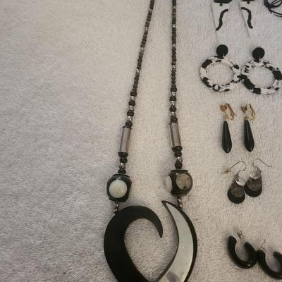 BLACK AND WHITE FASHION JEWELRY