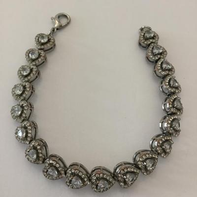 Beautiful vintage, Silvertone heart tennis bracelet