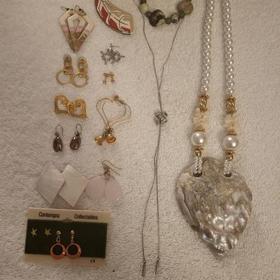 AN ASSORTMENT OF JEWELRY