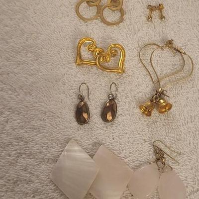 AN ASSORTMENT OF JEWELRY