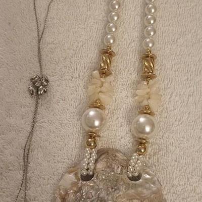 AN ASSORTMENT OF JEWELRY