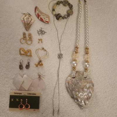 AN ASSORTMENT OF JEWELRY