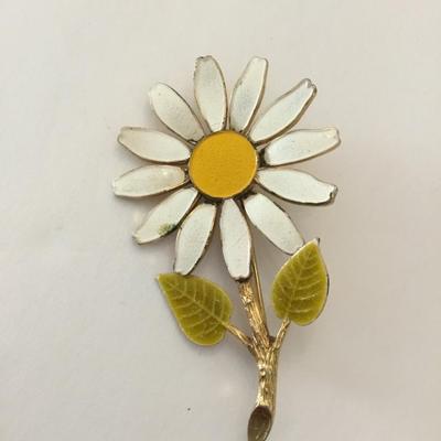 Vintage, gold, toned daisy enamel brooch