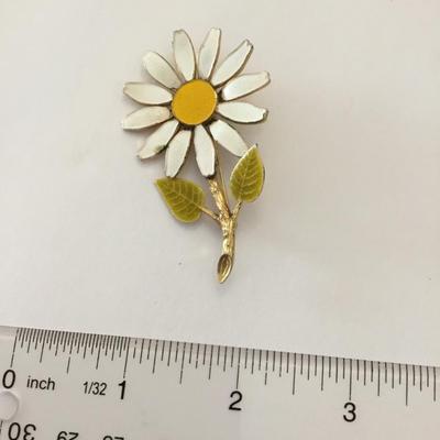 Vintage, gold, toned daisy enamel brooch
