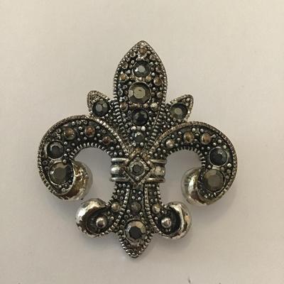 Vintage fleur de lis brooch