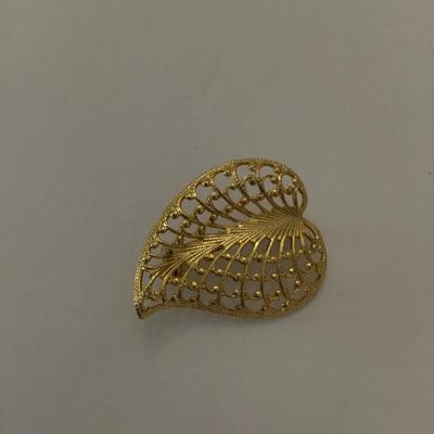 Vintage gold, toned leaf brooch very nice excellent condition