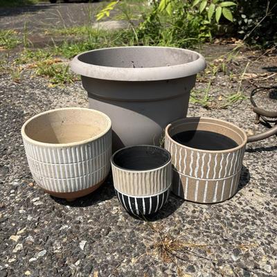LOT 89: Like New "Carefree" Director's Chair, Palm Tree Floor Lamp & Ceramic Planters