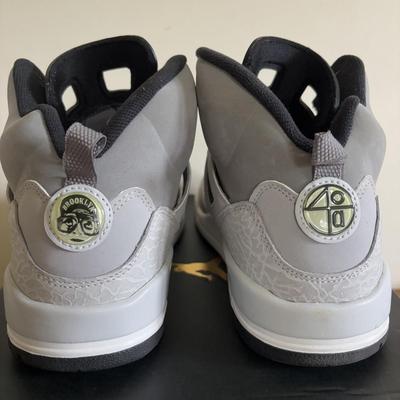 LOT 102: Nike Air Jordan Spizike, Cool Grey/Black/Wolf Grey