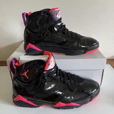 LOT 103: WMNS Nike Air Jordan 7 Retro, Black/Bright Crimson