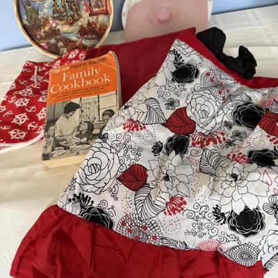 Kitchen aprons, bacon micro dish, more