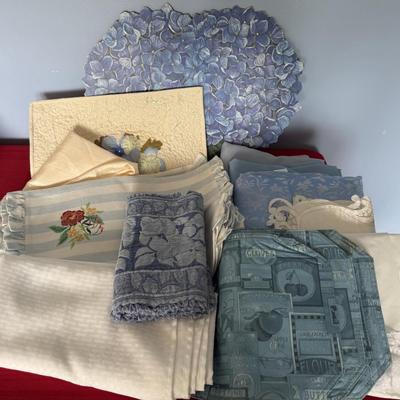 Tablecloths, runners, mats