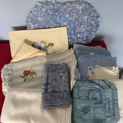 Tablecloths, runners, mats