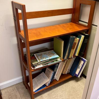 738 Collaspable Book Shelf With Gardening Books