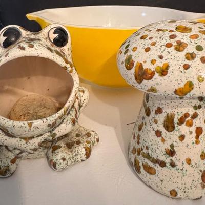 Vintage Pyrex bowl, Frog sponge holder and mushroom