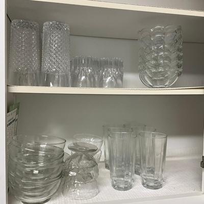 Sale Photo Thumbnail #1016: Total of 6 bowls, scalloped
Total of 6 regular bowls & plates