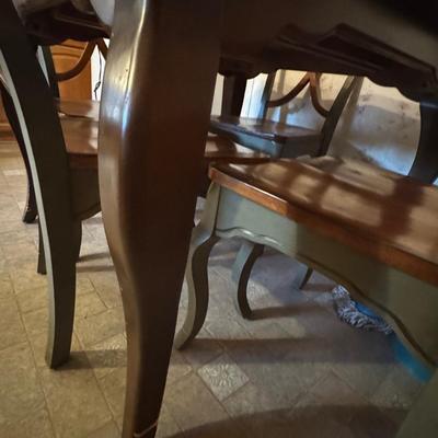 Table with 4 chairs and 1 leaf