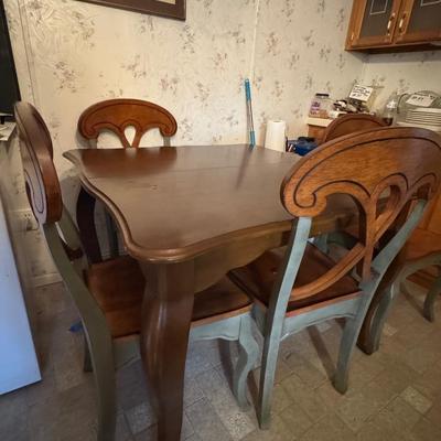 Table with 4 chairs and 1 leaf