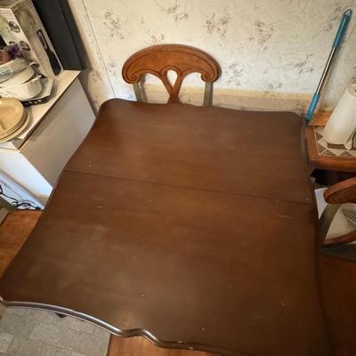 Table with 4 chairs and 1 leaf