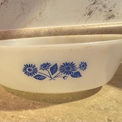 Vintage bowl and casserole dishes