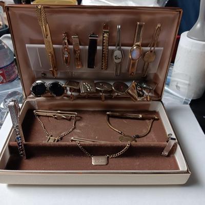MEN'S JEWELRY BOX WITH 2 STERLING TIE CLIPS AMONG MANY OTHER TIE CLIPS AND CUFFLINKS