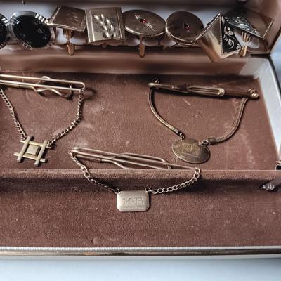 MEN'S JEWELRY BOX WITH 2 STERLING TIE CLIPS AMONG MANY OTHER TIE CLIPS AND CUFFLINKS
