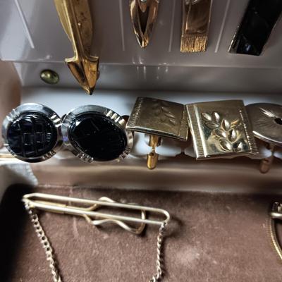 MEN'S JEWELRY BOX WITH 2 STERLING TIE CLIPS AMONG MANY OTHER TIE CLIPS AND CUFFLINKS
