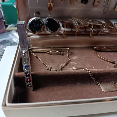 MEN'S JEWELRY BOX WITH 2 STERLING TIE CLIPS AMONG MANY OTHER TIE CLIPS AND CUFFLINKS