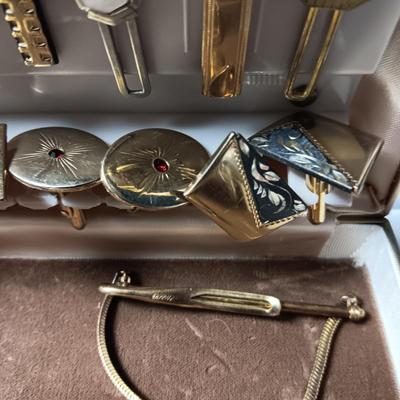 MEN'S JEWELRY BOX WITH 2 STERLING TIE CLIPS AMONG MANY OTHER TIE CLIPS AND CUFFLINKS
