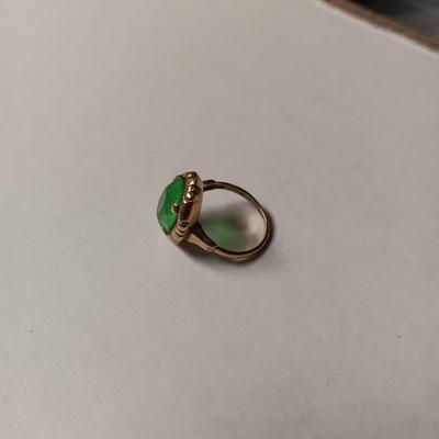 10K GOLD RING WITH A GREEN STONE 2.21g