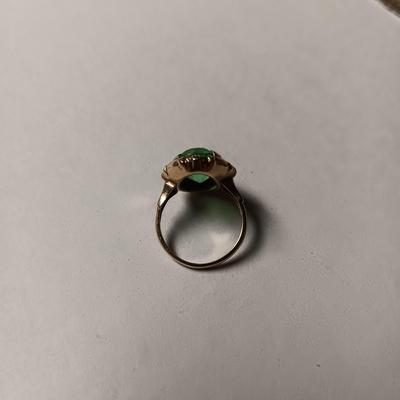 10K GOLD RING WITH A GREEN STONE 2.21g
