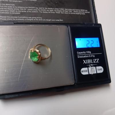 10K GOLD RING WITH A GREEN STONE 2.21g