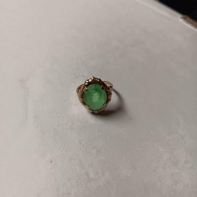 10K GOLD RING WITH A GREEN STONE 2.21g