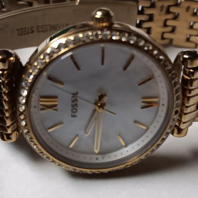 WORKING FOSSIL WATCH AND A FITBIT WITH NO CHARGER